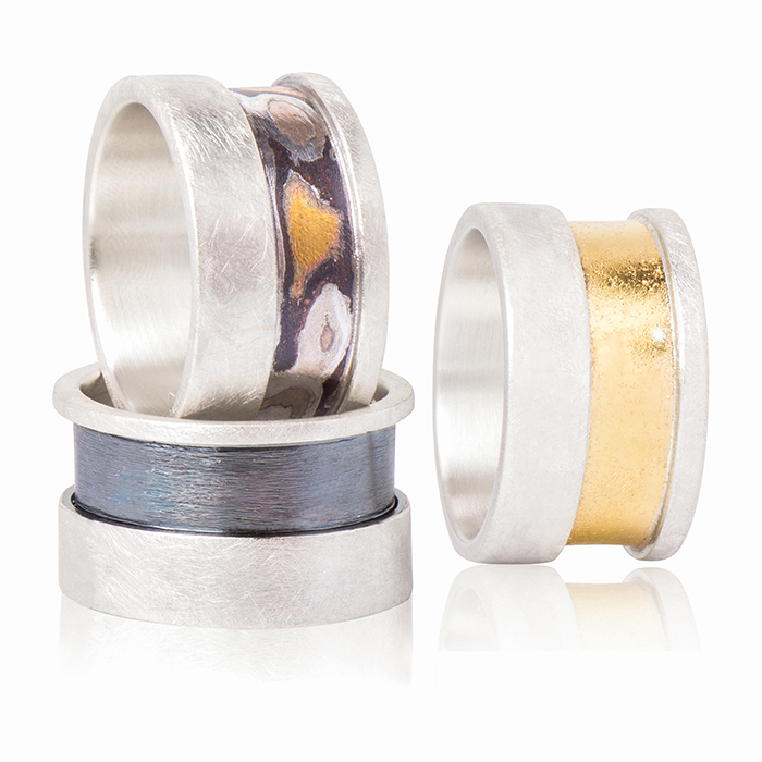 Ringe in Silber, matt und geschwärzt, 22 Karat Gold oder Mokume Gane, Breite 1,3 cm