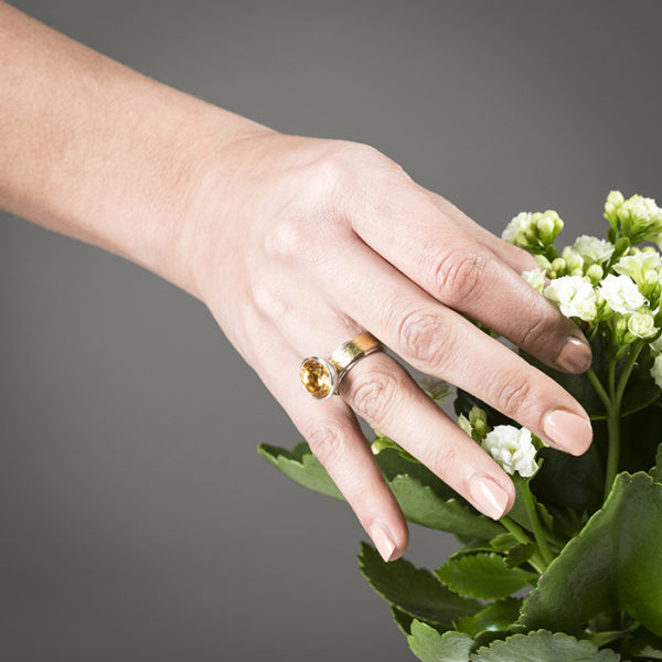 Ring in Silber und 22 Karat Gold, Halbkugelfassung mit Zitrin, ø 12 mm