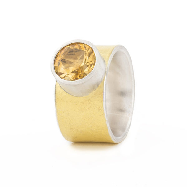 Ring aus recycliertem fairtrade Silber und 22-Karat Gold mit Zitrin 10 mm © Yasmin Yahya