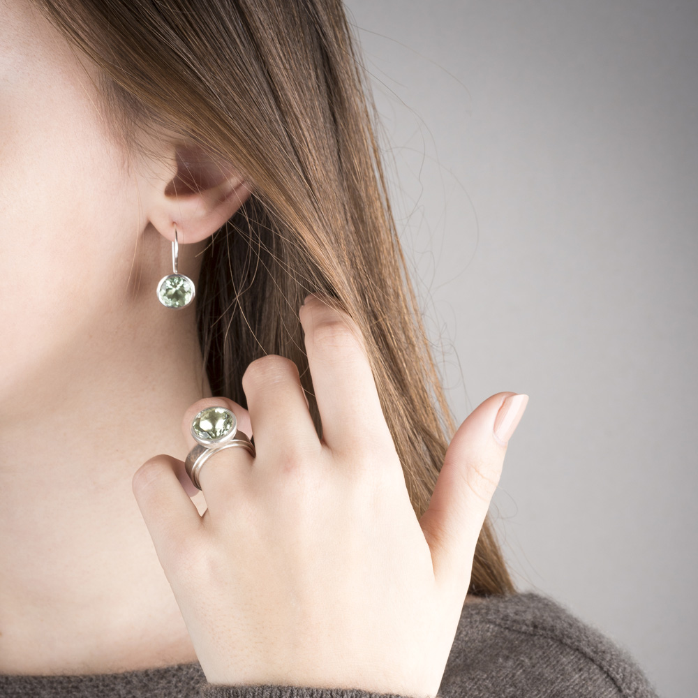 Bague et boucles d'oreilles en argent et Palladium RJC, avec une prasiolithe (couleur vert d'eau) de ø 12 mm. Porté avec la boucle d'oreille de la même collection.