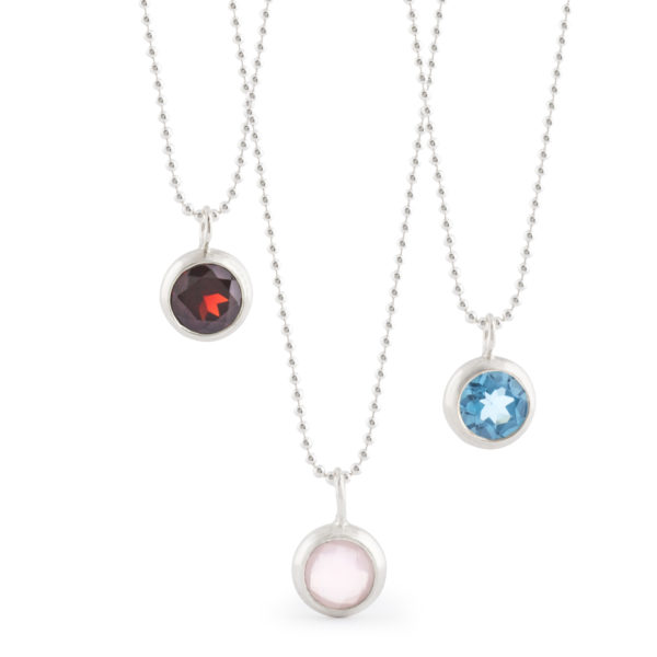 Colliers Bubbles de la collection DELHI en argent, satiné ou poli; avec grenade, quartz rose ou topaze bleu (ø 6 mm). Avec chaine boule