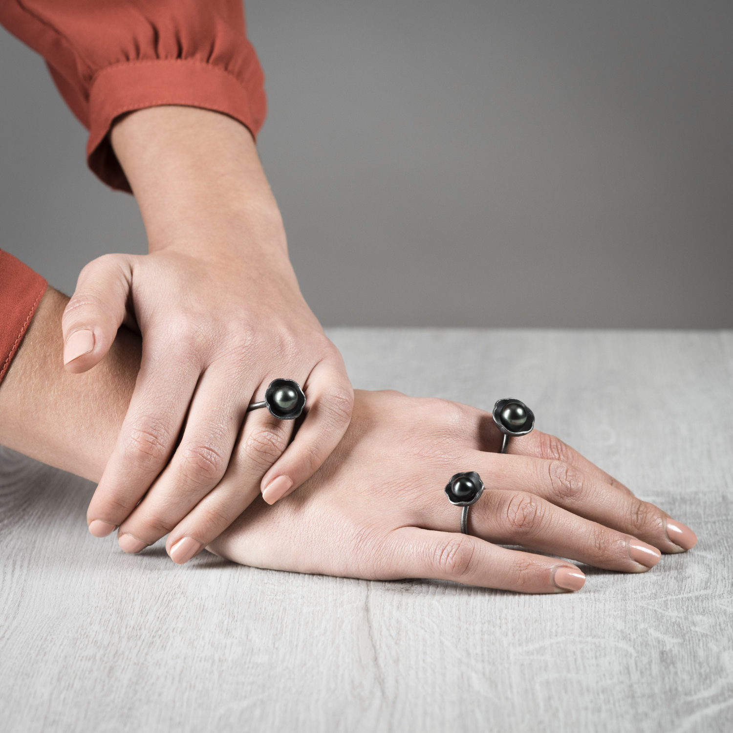 Bagues BLAK BLOSSOM en argent patiné gris, avec perle de Tahiti. Trois tailles disponibles