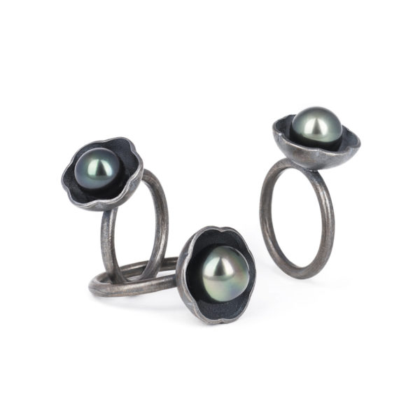 Bagues BLACK BLOSSOM en argent RJC, gris patiné, avec perles de Tahiti. 3 tailles disponibles