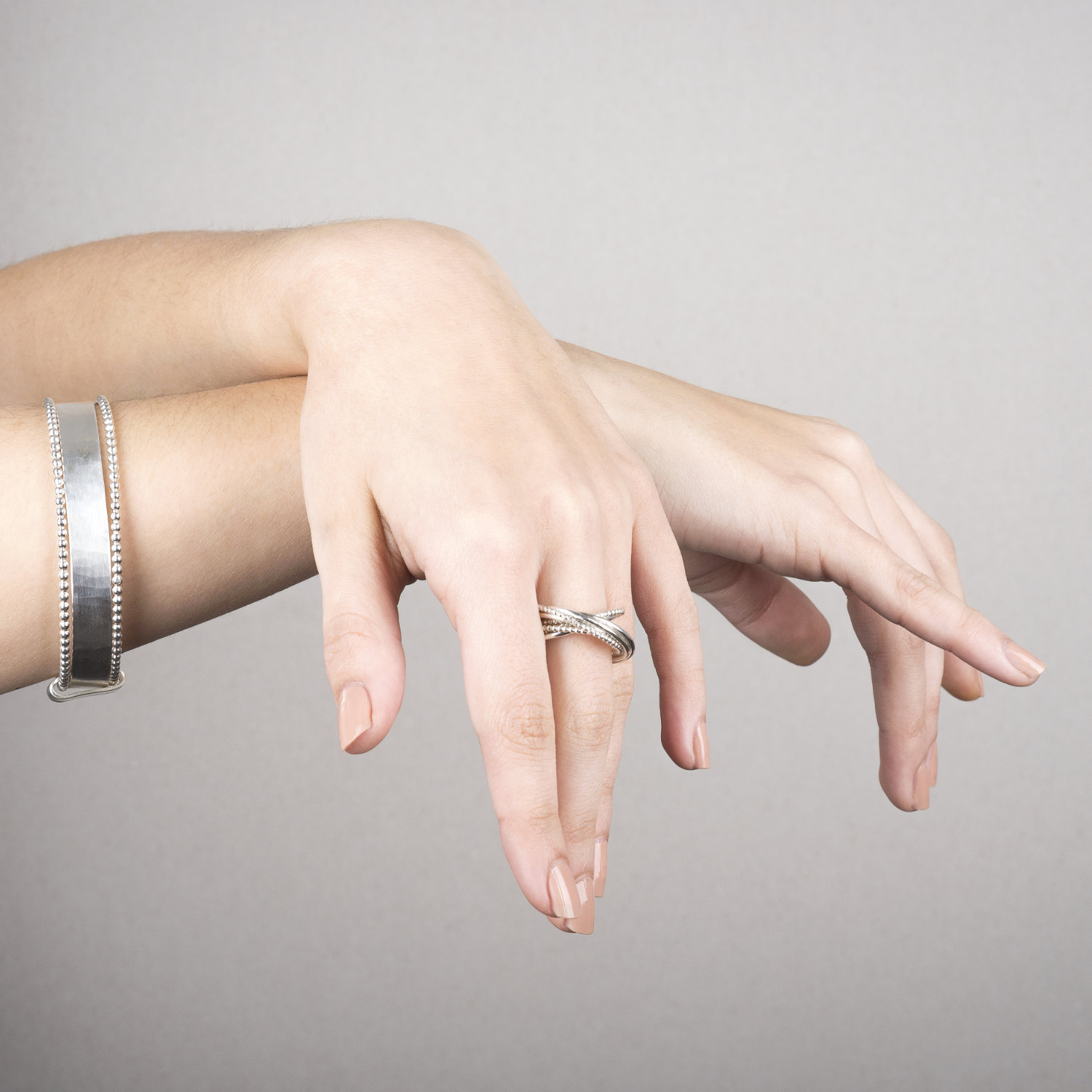 Triple-bracelet et bague DELHI en argent éthique RJC (Responsible Jewellery Council), multi-bague avec 8 bagues. Des bijoux contemporains par la créatrice Yasmin Yahya, basée à Rennes en Bretagne.