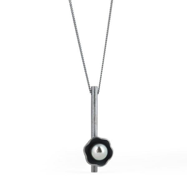 Collier Black Blossom en argent patiné gris, avec perle de Tahiti (ø 9/10 mm)