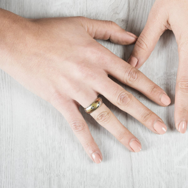 Bague bombée de la collection EARTH en argent éthique RJC et Mokumé Gané. Il s’agit d’une pièce unique. Si l’esprit reste le même, les motifs du mokumé gané varient d’un modèle à l’autre.  La bague est bombée et d’une largeur de 0,8 cm. L’intérieur de la bague est en argent, une gravure personnalié peut être appliquée.