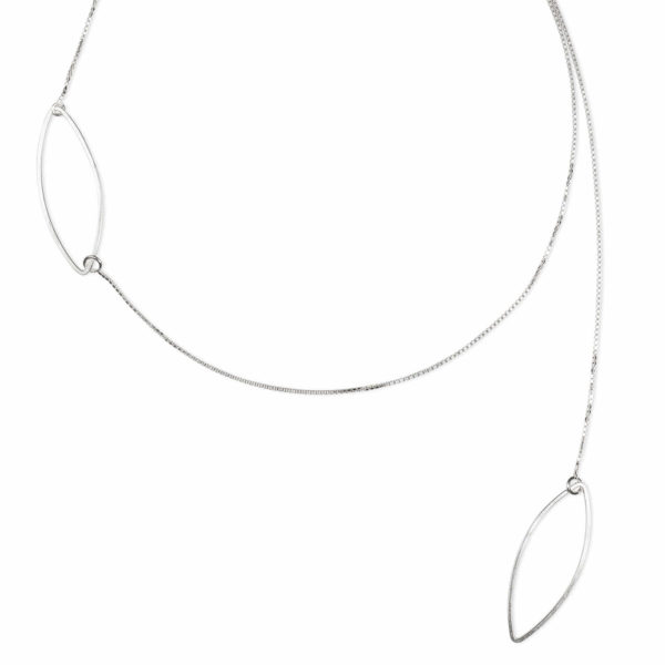 Collier fin FOREST en argent éthique RJC. Longeur de 40 cm avec une chaîne qui permet de le rallonger de jusqu’à 3 cm si nécessaire. L’originalité de cette pièce est son asymétrie.