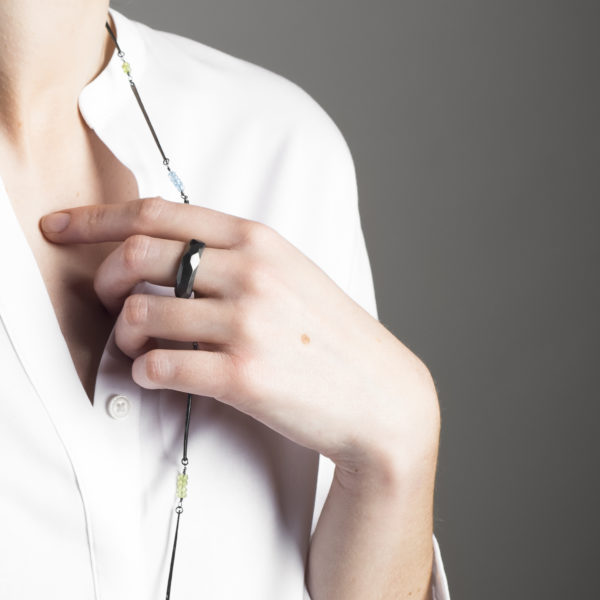 Bague ALANA en argent noirci, avec des facettes