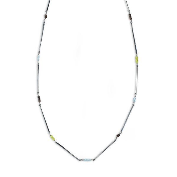 Collier ALANA en argent équitable, dans sa version blanc (avec péridots, quartz fumés et topazes bleus.