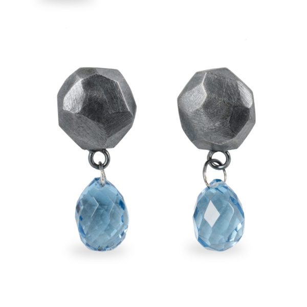 Boucles d'oreilles ALANA en argent équitable noirci avec topaze bleu