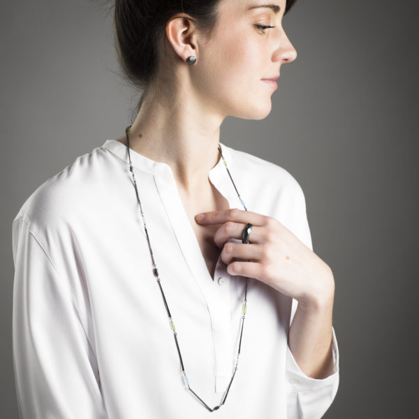 Parure de la collection ALANA, en argent équitable noirci, avec pierres fines (péridot, topaze et quartz fumé)