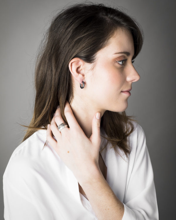 Créoles en argent noirci, avec bague, de la collection ALANA