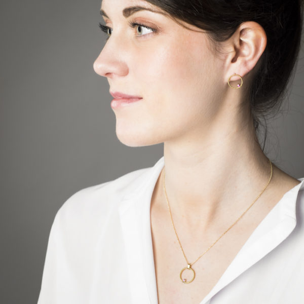 Delicat necklace, earrings and ring in sustainable 18 ct gold, with a ruby