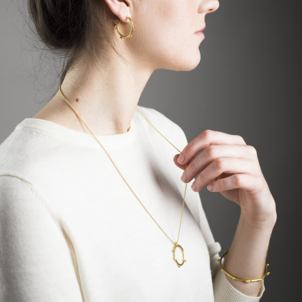 Delikate Halskette, Armreif und Ohrringe aus rezykliertem Silber vergoldet, aus der Kollektion DELHI.
