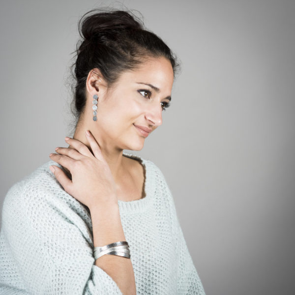 Schmuckstücke der Kollektion DOTS aus nachhaltigem Silber